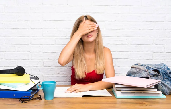 Adolescenta Studentă Interior Acoperind Ochii Mâini Vreau Văd Ceva — Fotografie, imagine de stoc