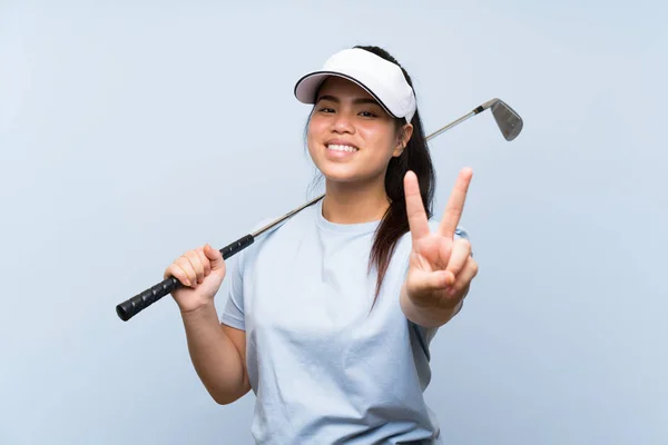 Joven Golfista Asiática Chica Sobre Aislado Azul Fondo Sonriendo Mostrando — Foto de Stock