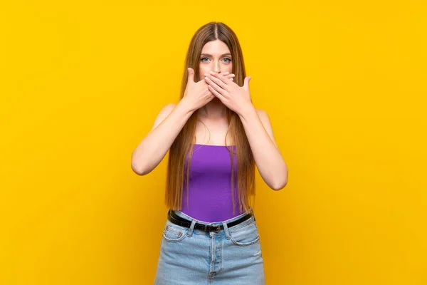 Jovem Mulher Sobre Fundo Amarelo Isolado Cobrindo Boca Com Mãos — Fotografia de Stock