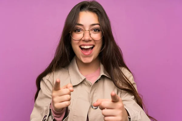 Tonåring Flicka Över Lila Wall Points Finger Dig — Stockfoto