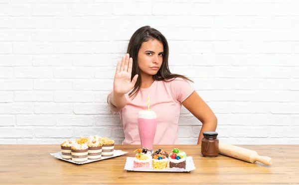 Junges Mädchen Mit Vielen Verschiedenen Mini Kuchen Macht Stop Geste — Stockfoto