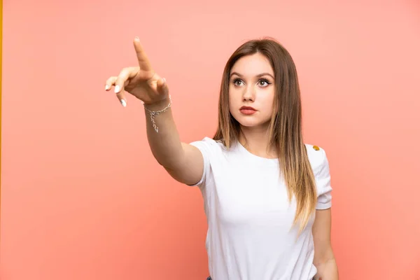 Adolescente Chica Sobre Aislado Rosa Pared Tocando Pantalla Transparente — Foto de Stock