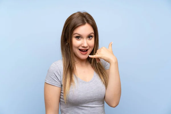 Tonåring Flicka Över Isolerad Blå Vägg Gör Telefongest Ring Mig — Stockfoto