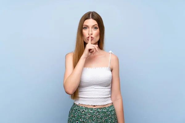 Jovem Mulher Sobre Fundo Azul Isolado Mostrando Sinal Silêncio Gesto — Fotografia de Stock