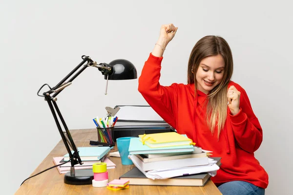 Ragazza Adolescente Studente Nella Sua Stanza Che Celebra Una Vittoria — Foto Stock