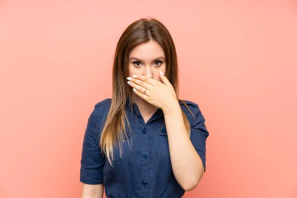 Teenager Girl Isolated Pink Background Covering Mouth Hands — Stock Photo, Image