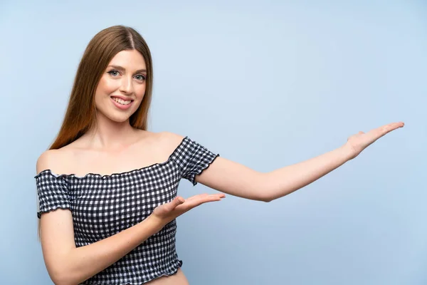 Mujer Joven Sobre Fondo Azul Aislado Extendiendo Las Manos Lado — Foto de Stock