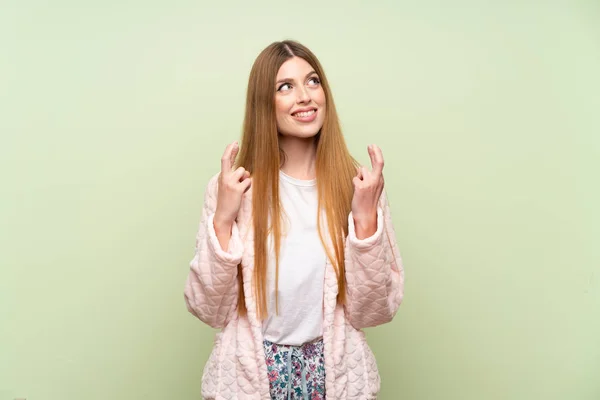 Giovane Donna Vestaglia Sopra Parete Verde Con Dita Incrociate — Foto Stock