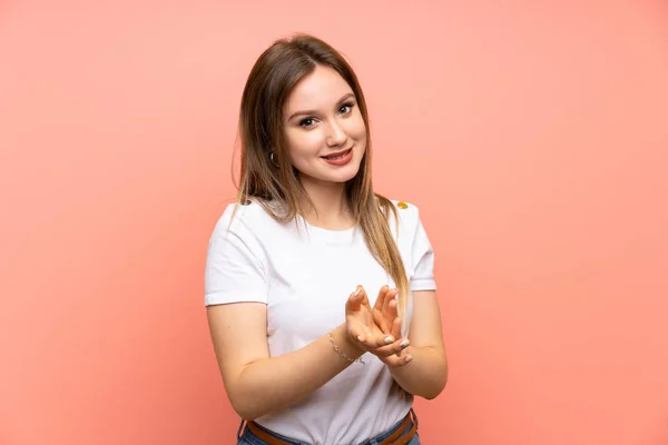 Ragazza Adolescente Oltre Isolato Muro Rosa Applaudendo — Foto Stock