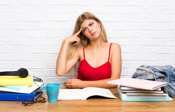 Adolescente Estudiante Chica Interior Haciendo Gesto Locura Poniendo Dedo Cabeza — Foto de Stock