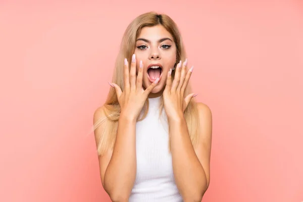 Adolescente Sur Fond Rose Isolé Avec Expression Faciale Surprise — Photo