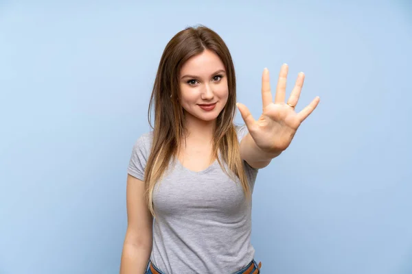 Teenager Mädchen Über Isolierte Blaue Wand Die Mit Fingern Fünf — Stockfoto