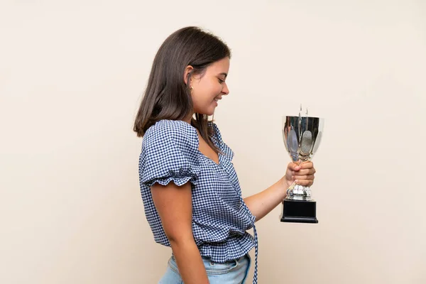 Menina Sobre Fundo Isolado Segurando Troféu — Fotografia de Stock