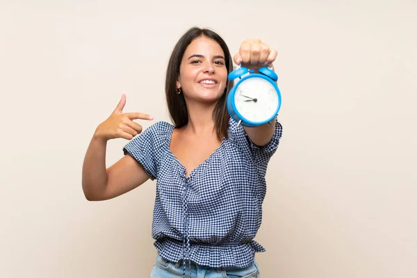 Chica Joven Sobre Fondo Aislado Celebración Reloj Despertador Vintage — Foto de Stock