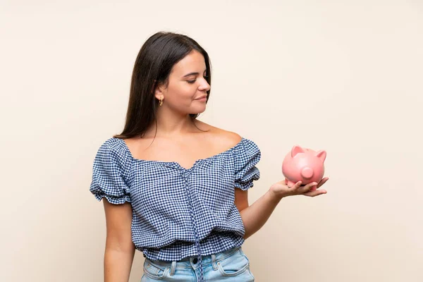 Jovem Sobre Fundo Isolado Segurando Grande Mealheiro — Fotografia de Stock