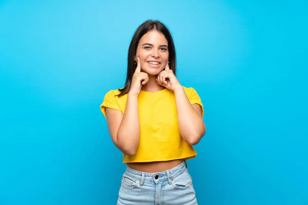 Menina Sobre Fundo Azul Isolado Sorrindo Com Uma Expressão Feliz — Fotografia de Stock