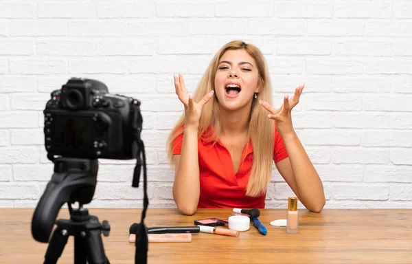 Chica Bloguera Adolescente Grabando Video Tutorial Infeliz Frustrado Con Algo —  Fotos de Stock