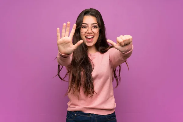 Menina Adolescente Sobre Parede Roxa Contando Seis Com Dedos — Fotografia de Stock