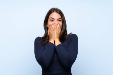 Sürpriz yüz ifadesi ile izole mavi arka plan üzerinde Genç kız