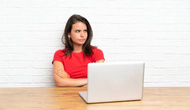 Bir masada pc ile genç kız bir fikir düşünme