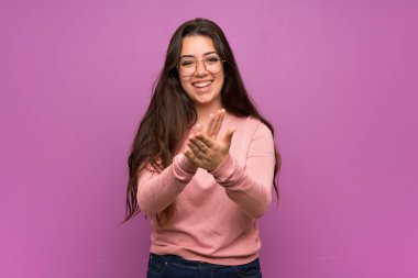 Bir konferansta sunumdan sonra mor duvara alkışlanan genç kız