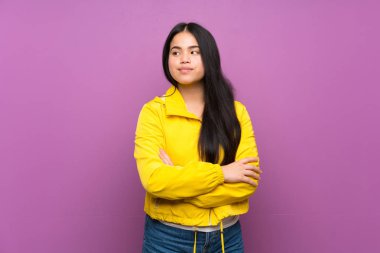 Izole mor arka plan portre üzerinde genç genç Asyalı kız