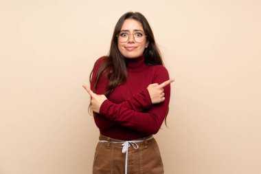 Gözlüklü genç kız şüpheleri olan lateraller işaret