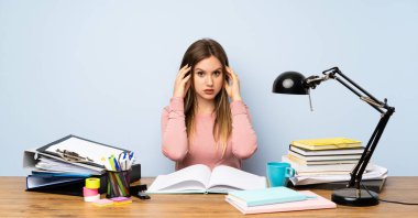 Odasında genç öğrenci kız mutsuz ve bir şey ile sinirli. Negatif yüz ifadesi