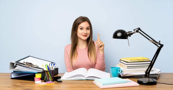 Teenager Studentin Mädchen Ihrem Zimmer Zeigt Mit Dem Zeigefinger Eine — Stockfoto