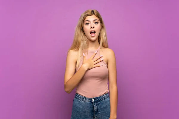 Adolescente Chica Sobre Aislado Púrpura Fondo Sorprendido Sorprendido Mientras Mira —  Fotos de Stock
