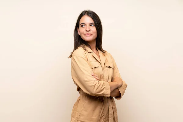 Menina Sobre Fundo Isolado Com Braços Cruzados Felizes — Fotografia de Stock