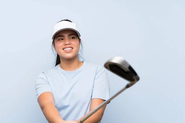 Jovem golfista menina asiática sobre isolado fundo azul — Fotografia de Stock