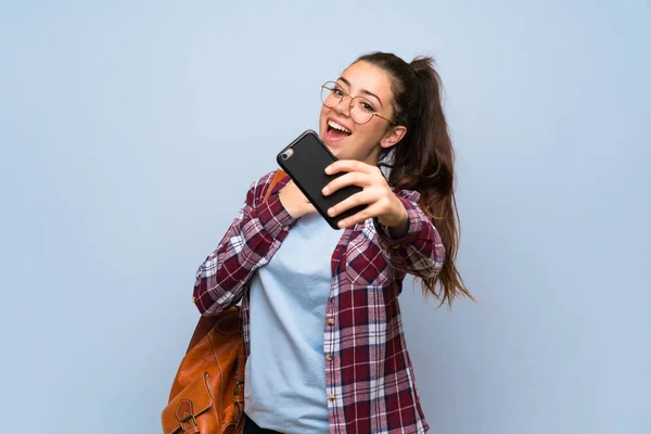 Adolescente Estudante Menina Sobre Isolado Azul Parede Fazendo Selfie — Fotografia de Stock