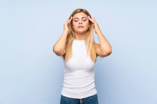 Adolescente Chica Sobre Aislado Azul Fondo Mostrando Pulgar Hacia Abajo — Foto de Stock