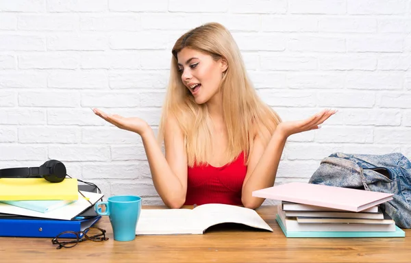 Teenager Student Mädchen Innenräumen Hält Kopierraum Mit Zwei Händen — Stockfoto