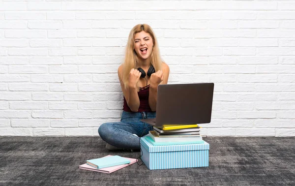 Tonåring Flicka Sitter Golvet Med Sin Laptop Frustrerad Och Pekar — Stockfoto