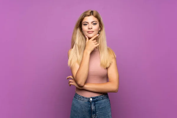 Adolescente Chica Sobre Aislado Púrpura Fondo Pensamiento — Foto de Stock