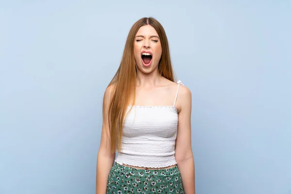 Young Woman Isolated Blue Background Shouting Front Mouth Wide Open — Stock Photo, Image