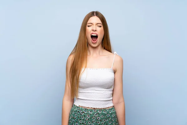 Jeune Femme Sur Fond Bleu Isolé Criant Avant Avec Bouche — Photo