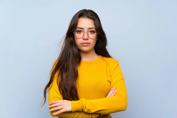 Ragazza Adolescente Oltre Isolato Muro Blu Tenendo Braccia Incrociate — Foto Stock