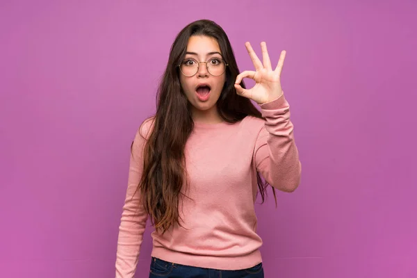 Девочка Подросток Фиолетовой Стеной Удивлена Показывает Знак — стоковое фото