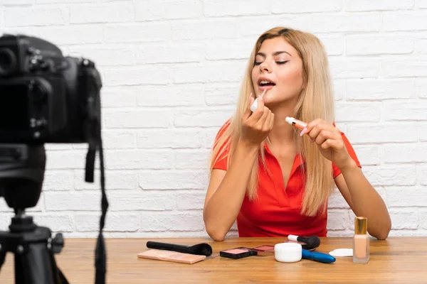 Genç blogger kız bir video öğretici kayıt