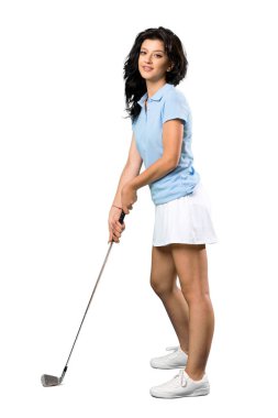 İzole beyaz arka plan üzerinde genç bir golfçü kadının tam uzunlukta bir çekim