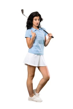 İzole beyaz arka plan üzerinde sürpriz yüz ifadesi ile genç bir golfçü kadının tam uzunlukta bir çekim