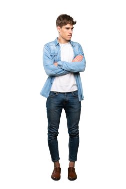 Izole beyaz arka plan üzerinde yüz ifadesi karıştırarak yakışıklı bir genç adam tam uzunlukta bir çekim