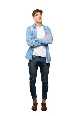 İzole beyaz arka plan üzerinde gülümseyen yakışıklı bir genç adam tam uzunlukta bir çekim