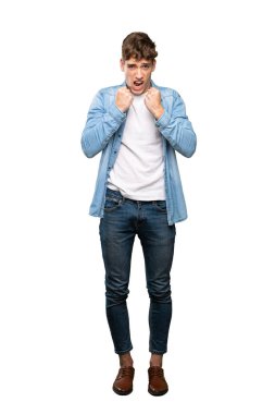 İzole beyaz arka plan üzerinde kötü bir durum tarafından sinirli yakışıklı bir genç adam tam uzunlukta bir çekim