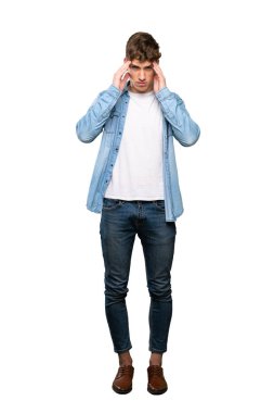 İzole beyaz arka plan üzerinde baş ağrısı olan yakışıklı bir genç adam tam uzunlukta bir çekim