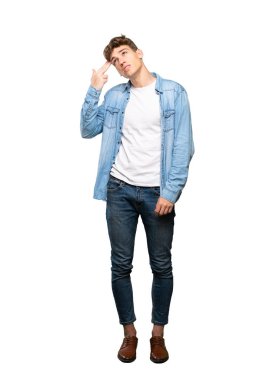 Izole beyaz arka plan üzerinde intihar jesti yapma sorunları olan yakışıklı bir genç adamın tam uzunlukta bir çekim