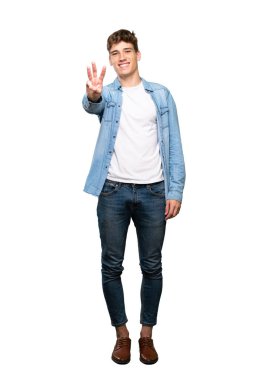 Yakışıklı bir genç adam mutlu ve izole beyaz arka plan üzerinde parmakları ile üç sayma tam uzunlukta bir çekim